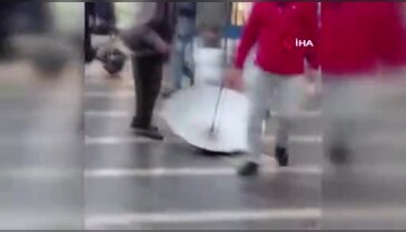 Bursa'da engelli vatandaşa meydan ortasında saldırı: Kadınlar tekme tokat darp etti