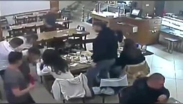 Nefes borusuna yemek kaçan küçük kızı restoran çalışanı kurtardı