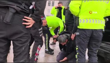 Ehliyetsiz sürücü zorluk çıkarınca biber gazı yedi