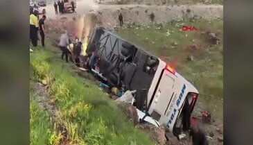 Şarampole devrilen yolcu otobüsünde can pazarı! Ölü ve yaralılar var...