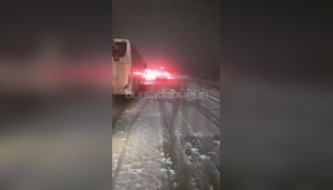 Bursa kafilesi yolda kaldı! Yoğun kar yağışı nedeniyle trafik durdu...