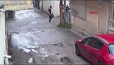 Sokakta yaşayan adama çocuk dehşeti! Sebepsizce saldırdılar...