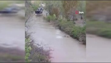 Sel sonrası inanılmaz görüntü! Cenazeye bakın nasıl gittiler