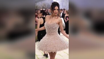 Baloncuk üfleyen elbise şaşkına çevirdi! Met Gala için 2 bin 550 saatte hazırlandı, tam 30 kilo