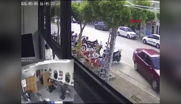 Berberde tıraş olurken husumetlisi satırla saldırdı! Feci anlar kamerada...