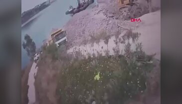 Hafriyat kamyonu deniz kıyısında askıda kaldı! Felaket ucuz atlatıldı...