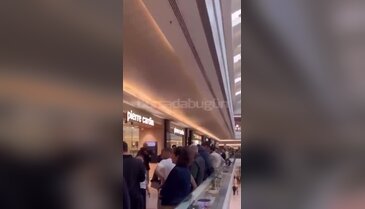 Bursa'da indirim izdihamı! AVM'de metrelerce kuyruk oluştu...