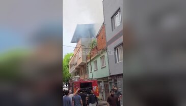 Bursa'da korkutan yangın! Evin çatısı alev aldı...