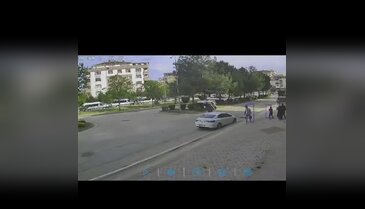 Bursa'da tehlikeli anlar! Refüje çıktı, ağaca çarparak durabildi