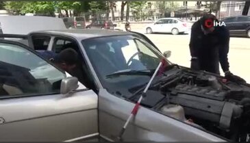 İtfaiye ekiplerinden yılan operasyonu! Aracın içinden çıkardılar...