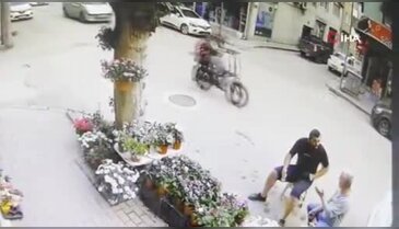 Bursa'da otomobil ile motosiklet kafa kafaya çarpıştı: 1 yaralı var