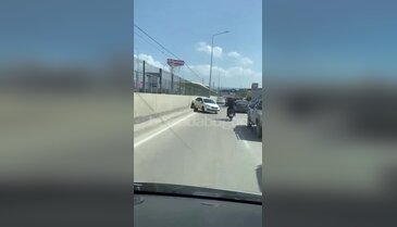 Bursa'da araç yol kenarına savruldu!