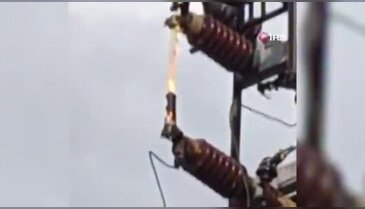 Bolu'da elektrik direğine yıldırım düştü! Kameralar o anları kaydetti