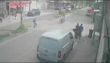 Bursa'da bir anlık tereddüt kaza getirdi! Saniye saniye kamerada...