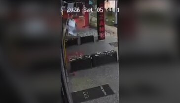 Bursa'da korku dolu anlar! Araç dükkana daldı