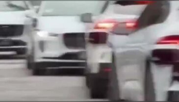 Sürücüsüz otomobiller mahalleyi istila etti! 50'si aynı anda tur attı