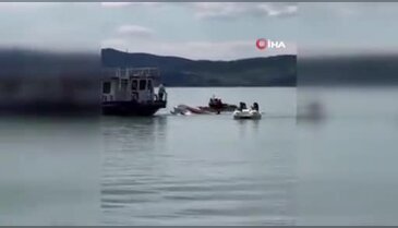 Su üstünde panik anları! 2 kişi canını zor kurtardı