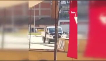 Seyir halindeki kamyonetin motorunda tamir şoku: Bursa'da görüntülenen tehlikeli anlar sosyal medyayı salladı