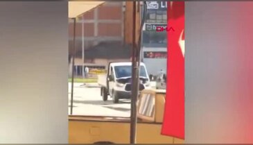 Bursa'da akılalmaz görüntü! Seyir halindeki kamyonetin motorunda tamir yaptı