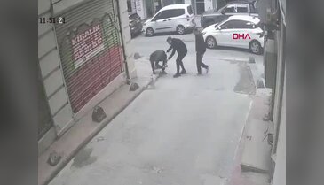Beyoğlu'nda korku dolu anlar! Yürürken başına cam yağdı: 7 dikişle kurtuldu