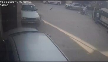 Otomobil ile çarpışan motosiklet sürücüsü yaralandı! O anlar kameraya yansıdı