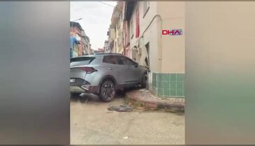 Bursa'da korku dolu anlar: Evin duvarına saplandı!