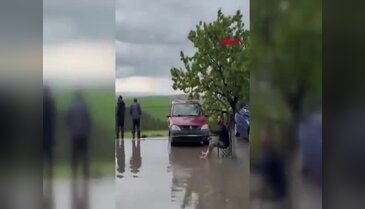 Ankara'da sağanak hayatı felç etti: Sel sularının ortasında oltayla balık avladı