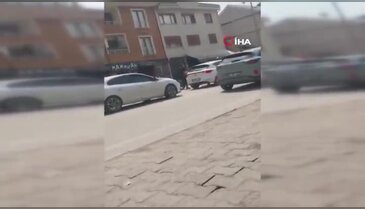 Yol verme kavgasında tansiyon yükseldi araya vatandaşlar girdi