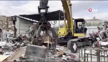 Bursa'da gören inanamadı! 6 yaşındaki çocuk ekskavatör kullanırken görüntülendi