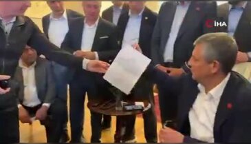 CHP Genel Merkezi'nde gerilim tırmandı: Özgür Özel karar belgesini kameraların önünde yırttı