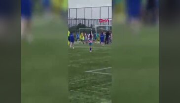 Kadın futbol maçında ortalık karıştı! Kırmızı kartlar havada uçuştu
