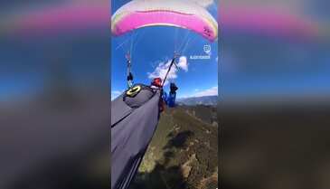 Yamaç paraşütüyle atlayan kadına uçak çarptı! İşte o korku dolu anlar
