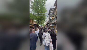 Bursa'da caddelerde araba, meydanlarda insan trafiği!