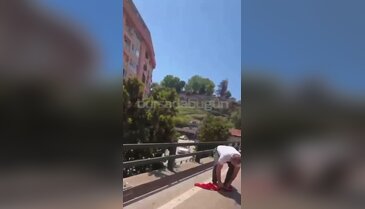 Bursa'da takdir toplayan hareket! Türk bayrağını yerde bırakmadı...