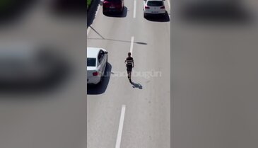 Bursa'da yürekler ağza geldi! Çocuk trafiğin ortasında yürüdü