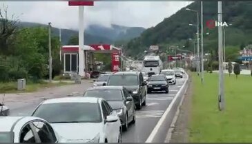 Tatilcilerin dönüş yolculuğu erken başladı! Trafik kilit...