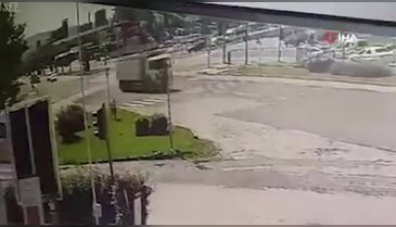 Karga saldırısından kurtulmak yerlerde yuvarlandı! İlginç anlar kamerada...