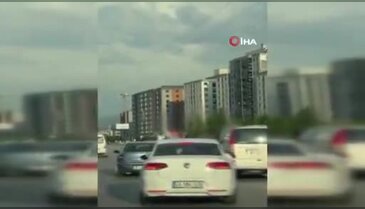 Bursa'da düğün konvoyunda tehlikeli anlar! Trafikte şoke eden görüntüler...