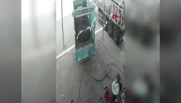 Hava basılan traktör lastiği bomba gibi patladı! O anlar kamerada...