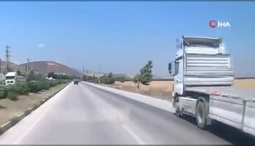 Fırtınanın, tırda taşınan konteyneri uçurduğu anlar kamerada