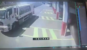 Yanan çöp aracını itfaiyeye götürdü! O anlar güvenlik kamerasında...