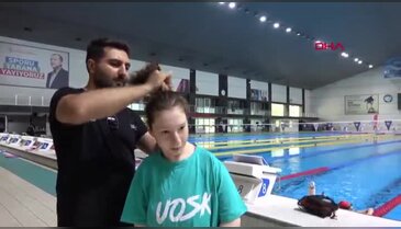 Paralimpik yüzücü Esra, azmi ve dişlerine sıkıştırdığı özel aparatla 3 kez dünya şampiyonu oldu