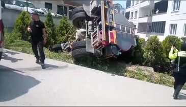 Bursa'da korkutan kaza! Su tankeri site bahçesine uçtu...