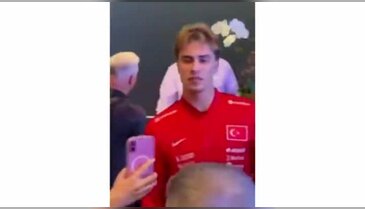 Kenan Yıldız hayranlarıyla fotoğraf çektirdi, herkes aynı detaya takıldı!