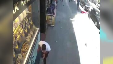 Ölümden kıl payı kurtuldular! Kopan beton parçalarının altında kalıyorlardı...