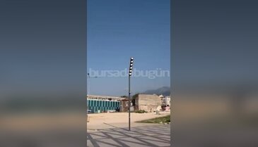 Bursa'da gündüz vakti yanan sokak lambası isyan ettirdi! "Faturası vatandaşın cebinden çıkıyor"