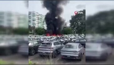 Helikopterler havada çarpıştı, oto galerinin üzerine düştü! Anbean kamerada...