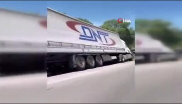 Karacabey'de ön lastiği patlayan tır refüje girdi