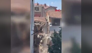 Yıkım sırasında zarar gören binalarda büyük panik! Vatandaşlar tahliye edildi...