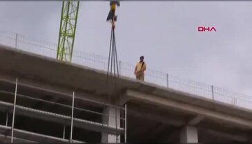 Bursa'da nefes kesen anlar! 5. kattan vinçle indirildi